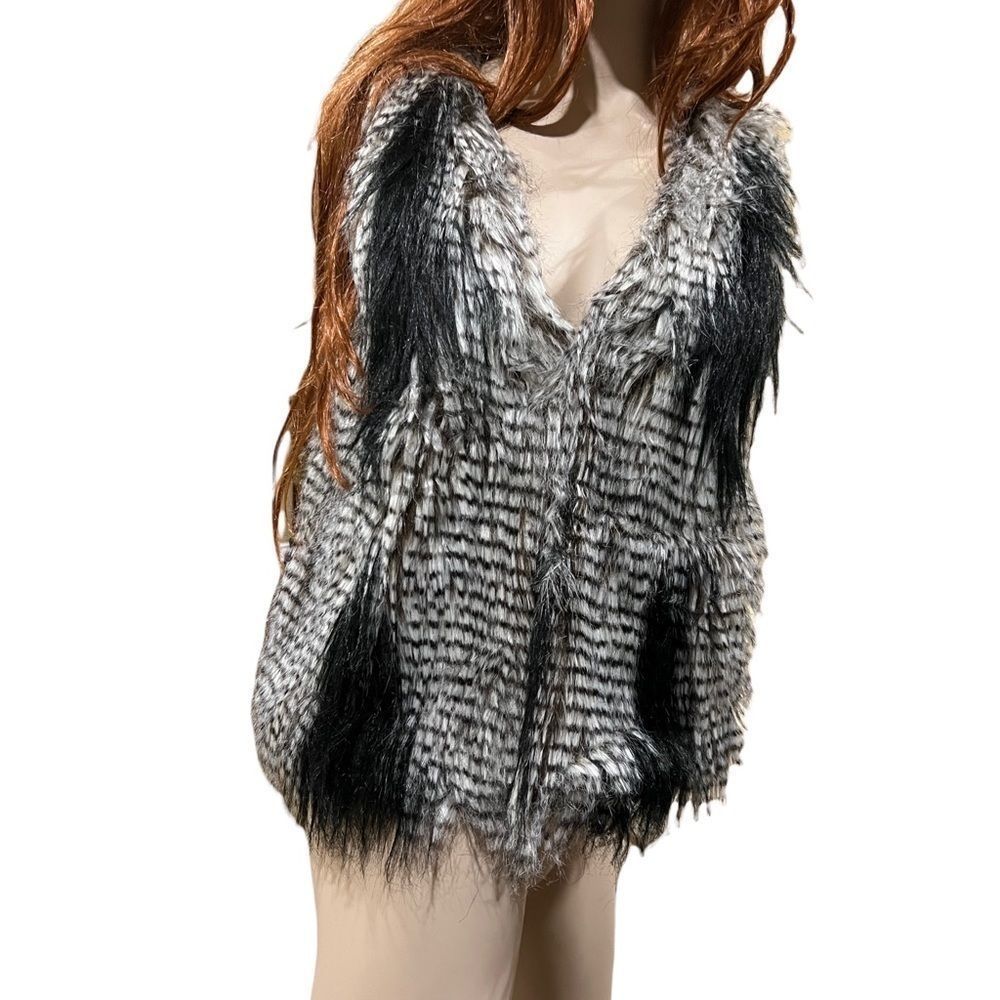 ***HOST PICK ***Size medium (fits like a medium but pls see measurements